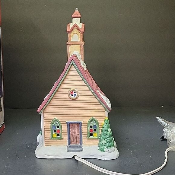 VINTAGE 90s ST.NICHOLAS SQUARE "CHURCH" PORCELAIN LIGHTED BUILDING - Picture 4 of 9
